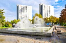 Pusteblumenbrunnen vor den Hochhäusern Albert-Wolf-Platz Pusteblumenbrunnen vor den Hochhaeusern Albert Wolf Platz