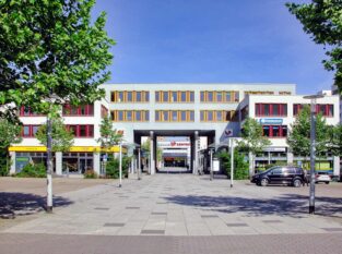 Stadtteilzentrum am Jacob-Winter-Platz / Blick zum Prohlis Zentrum Stadtteilzentrum am Jacob Winter Platz