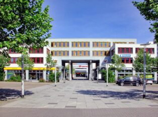 Stadtteilzentrum am Jacob-Winter-Platz / Blick zum Prohlis Zentrum Stadtteilzentrum am Jacob Winter Platz